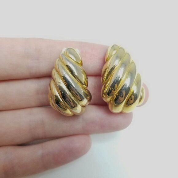 Vintage Shrimp Ribbed Shape Clip On Earrings, Gold Tone, Signed, Retro Estate - Picture 6 of 6